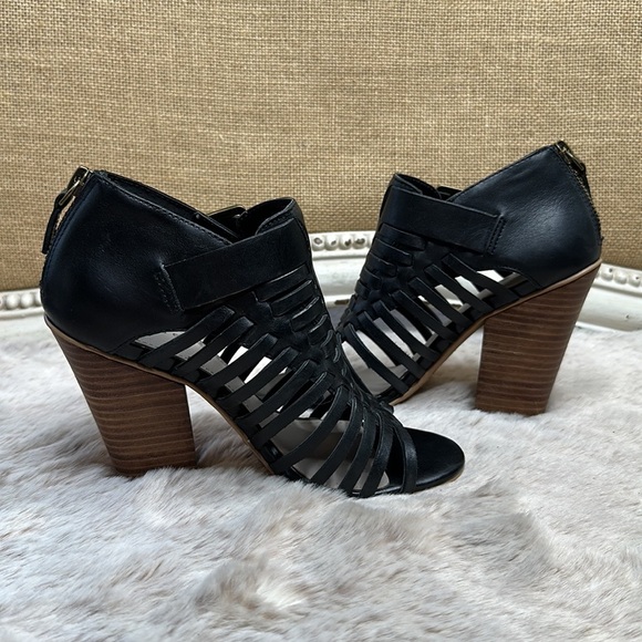 Hinge | Black Leather Woven Sandals with Stacked Heels - Picture 4 of 13